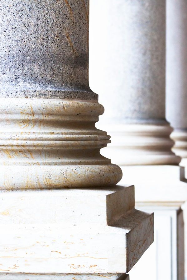 Multiple vertical columns.